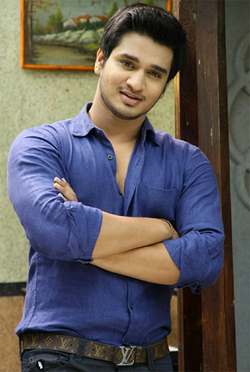 hero nikhil,ekkadiki pothavu chinnavada movie,promoter,nikhil  అతని సినిమాకు అతనే ప్రమోటర్..!